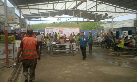 工地飯?zhí)贸邪? />
</p>
<p>
	每天做兩餐，20塊一天，一年除去節(jié)假日算300天，假設(shè)300個人一定會去吃飯，這樣你在這300個人中可以得到180萬的總銷售額。這是一個總數(shù)，成本可根據(jù)自身情況，及當?shù)夭少徫飪r，資金計算出大概，就知道有多少利潤空間了。
</p>			</div>
			<!-- /content -->
			<div   id=